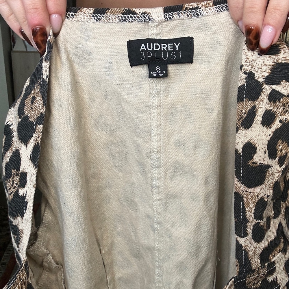 Leopard Button Front Mini S - Picture 3 of 7